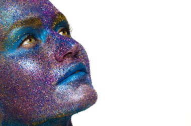 glitter içinde kaplı bir kadının güzel yüzünü yakın çekim glitter içinde kaplı bir kadının yüzü