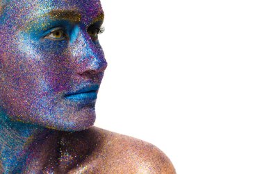 glitter içinde kaplı bir kadının güzel yüzünü yakın çekim glitter içinde kaplı bir kadının yüzü