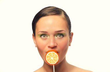 güzel bir kadın ile tatlı şeker, poz renkli şeker