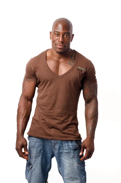 Zwarte bodybuilder in casual kleding geïsoleerd op een witte achtergrond — Stockfoto
