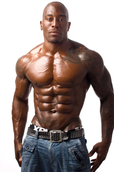 Culturista fuerte con abdominales, hombros, bíceps, tríceps y pecho perfectos — Foto de Stock