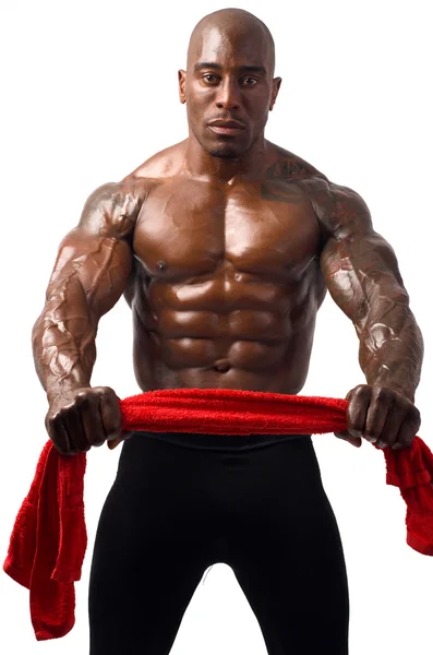 完璧な abs 樹脂、肩、上腕二頭筋、上腕三頭筋および胸の赤いタオルを保持している強力なボディービルダーの男。白い背景で隔離 — ストック写真