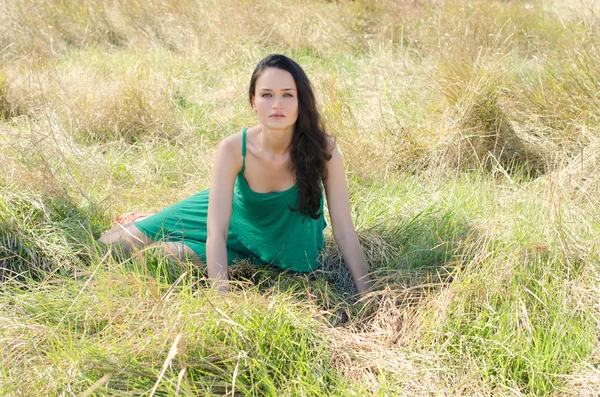 美丽的女人放松在草丛中的性质 — 图库照片