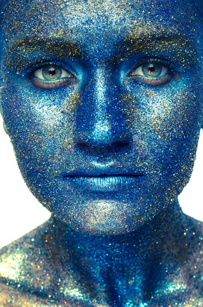 Mooi gezicht van een vrouw bedekt in glitter close up van een vrouw gezicht bedekt met glitter — Stockfoto