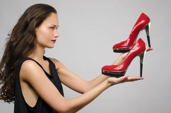 Vrouw in liefde met haar schoenen — Stockfoto