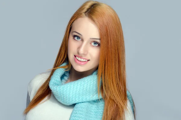 Retrato de una hermosa mujer pelirroja con una bufanda azul. Mujer vestida para el clima frío — Foto de Stock