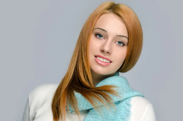 Retrato de uma bela mulher ruiva usando um lenço azul. Mulher vestida para o tempo frio — Fotografia de Stock