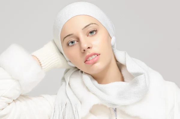 Ritratto ravvicinato su bella faccia di donna. Splendida faccia di Biancaneve. Ragazza con grandi occhi blu — Foto Stock