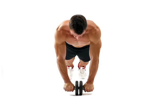 vücut kasları ile ab roller üzerinde çalışıyor. mükemmel abs, omuzlar, pazı, triceps ve göğüs olan güçlü bir adam. Beyaz arka plan üzerinde izole