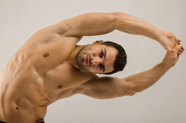 Strong bodybuilder training his six pack. Man doing abs exercise — Stock Photo, Image