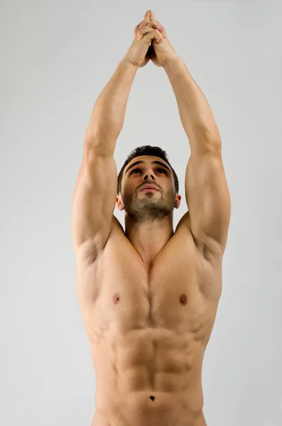 Hombre fuerte culturista con abdominales perfectos, hombros, bíceps, tríceps y pecho flexionando sus músculos —  Fotos de Stock