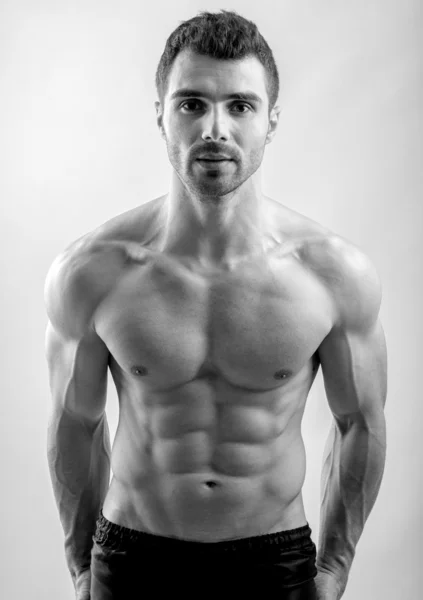 完璧な abs 樹脂、肩、上腕二頭筋、上腕三頭筋および胸を持つ強力なボディービルダーの男 — ストック写真