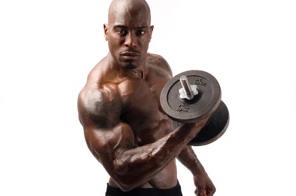 Μαύρο bodybuilder κατάρτισης με αλτήρα. ισχυρός άνδρας με τέλειους κοιλιακούς, τους ώμους, δικέφαλου, τρικέφαλος μύς και στο στήθος. απομονώνονται σε λευκό φόντο — Φωτογραφία Αρχείου