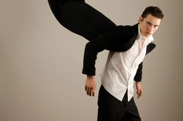 Joven hombre de negocios con abrigo largo corriendo — Foto de Stock