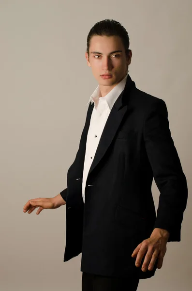ロング コートで若いビジネスマン — ストック写真