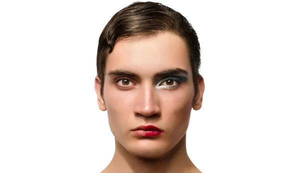 Hombre usando maquillaje, Retrato de una drag queen, mitad cara con maquillaje, mitad mujer mitad hombre — Foto de Stock