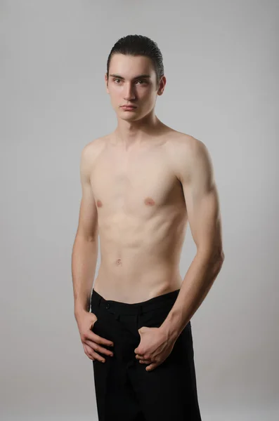 Jeune homme très maigre, beau garçon mince, corps anorexique — Photo