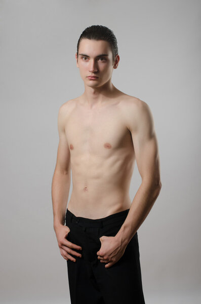 Очень худой молодой человек, стройный красивый мальчик, анорексичное тело
