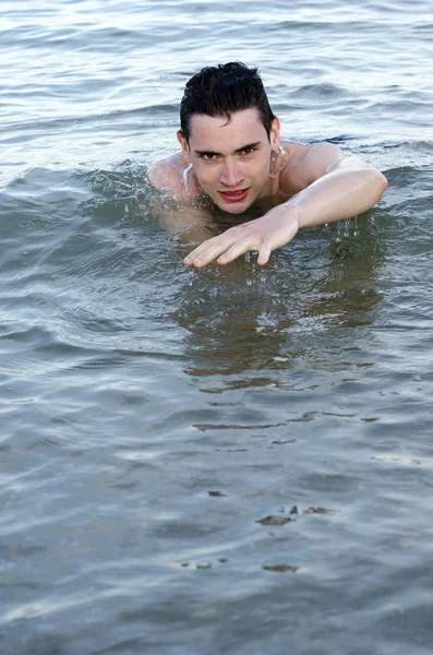 Jonge man proberen te overleven in water en leren om te zwemmen — Stockfoto