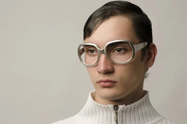 Vacker man bär glasögon och ser ut som en nörd — Stockfoto