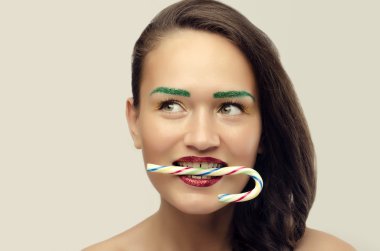 şeker yemek çok güzel bir kadın portresi. Bayan lolipop eğleniyor