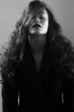 uzun ve dağınık saçlı ve moda poz güzel bir kadın portresi