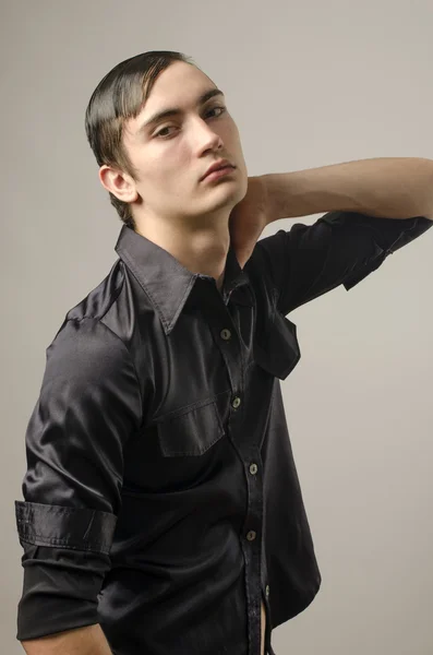 美しい若い男の横顔の黒いシャツと思考に身を包んだ — ストック写真