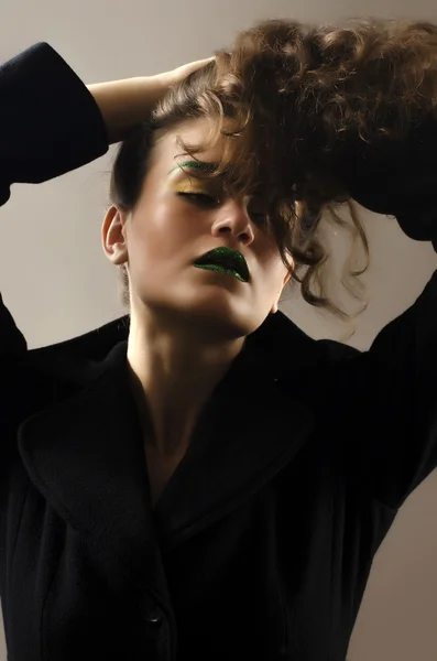 Retrato de una hermosa mujer con el pelo largo y desordenado y posando de moda — Foto de Stock