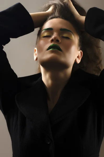 Retrato de una hermosa mujer con el pelo largo y desordenado y posando de moda —  Fotos de Stock