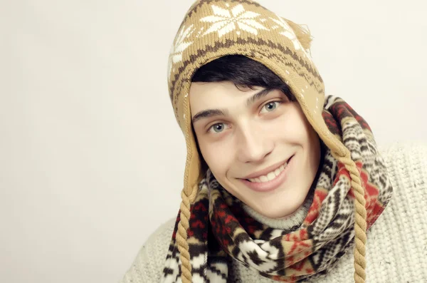 Portret van een mooie man dragen van de trui, handschoenen, sjaal en een hoed, gekleed voor koud, smilling winter — Stockfoto