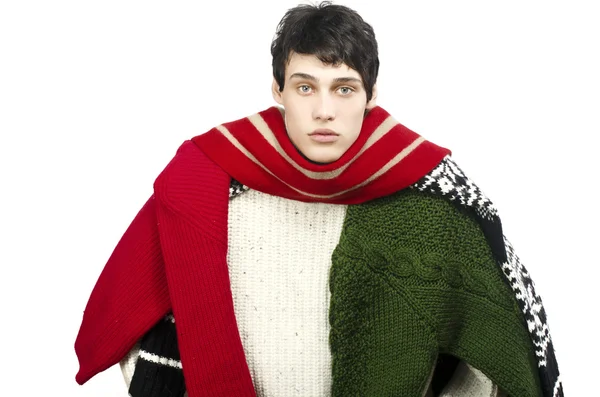 Portret piękny człowiek sobie sweter, rękawiczki, szalik i kapelusz, ubrany na zimowe zimno, kameralny — Zdjęcie stockowe