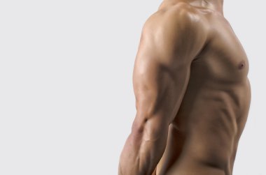 güçlü bir vücut geliştirmeci adam mükemmel abs, omuzlar, pazı, triceps ve göğüs kasların esneme ile