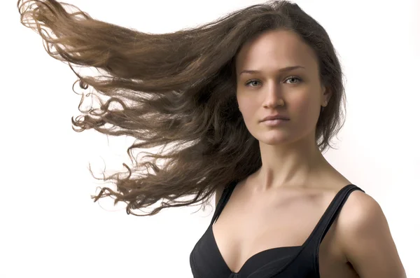 Mooie vrouw met rommelig, beschadigd haar, haar stroomt in de wind — Stockfoto