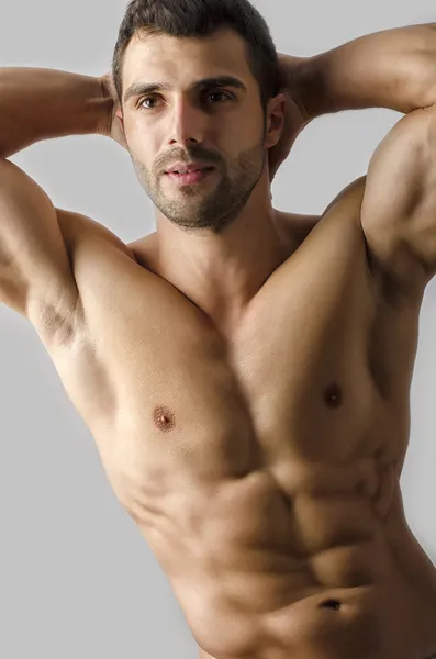 Starker Bodybuilder mit perfektem Bauch, Schultern, Bizeps, Trizeps und Brustmuskeln — Stockfoto