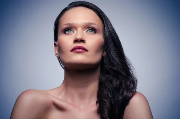 Mulher bonita vestindo maquiagem criativa e olhando para cima, menina com olhos verdes e lábios perfeitos — Fotografia de Stock