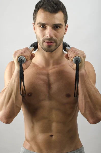 Entraînement bodybuilder avec un bar cintré. Homme fort avec abdos parfaits, pectoraux épaules, biceps, triceps — Photo