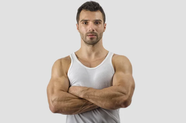 Starker Bodybuilder mit perfekten Schultern, Bizeps, Trizeps, der seine Muskeln anspannt. Porträt eines entspannten Bodybuilders — Stockfoto