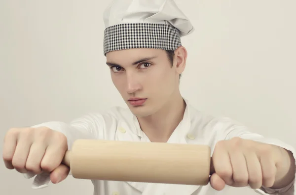 Jeune chef dans la cuisine en colère et prêt à préparer la meilleure nourriture — Photo