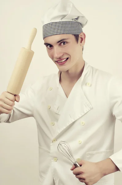 Jeune chef dans la cuisine en colère et prêt à préparer la meilleure nourriture — Photo