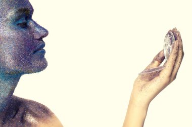 mavi ve mor parlak kaplanmış bir kadının yüzünü glitter içinde kaplı bir kadının güzel yüzünü kapat