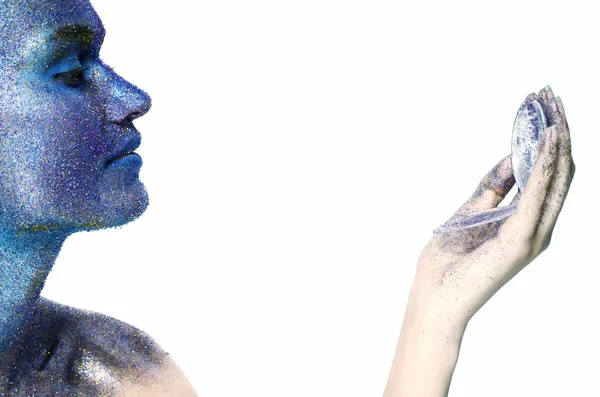 Mooi gezicht van een vrouw bedekt in glitter close up van een vrouw gezicht bedekt met blauw en paars glitter — Stockfoto