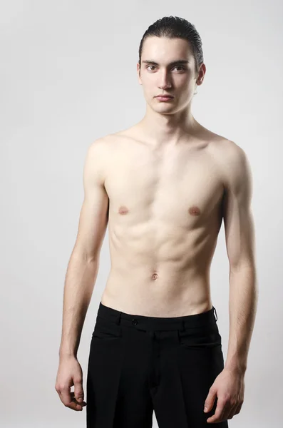 Erg mager jonge man, slanke mooie jongen, anorexia lichaam — Stockfoto