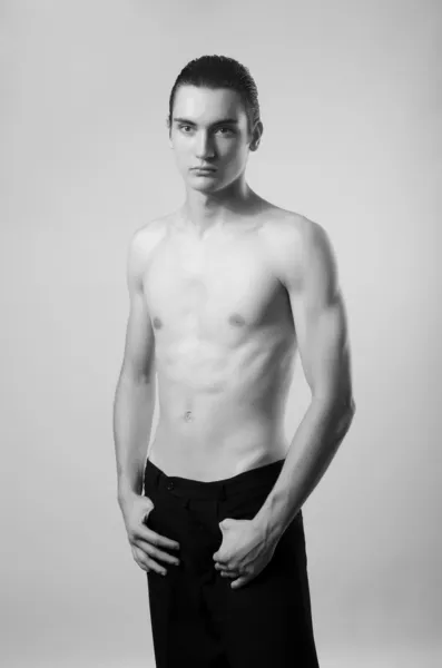 Erg mager jonge man, slanke mooie jongen, anorexia lichaam — Stockfoto