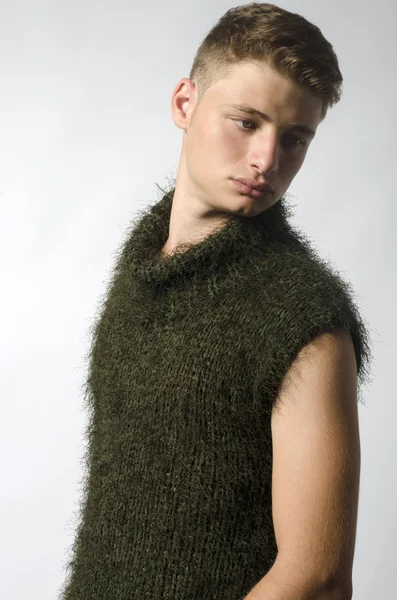 Yakışıklı genç moda Studio poz Yeşil bluz erkek giyim — Stok fotoğraf