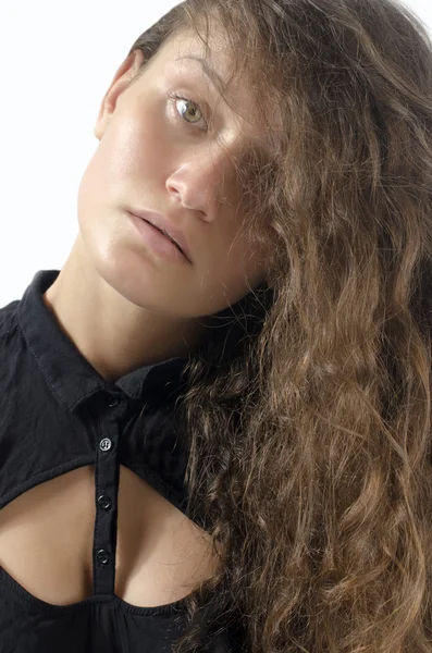 Vacker kvinna med kladdigt, skadat hår — Stockfoto