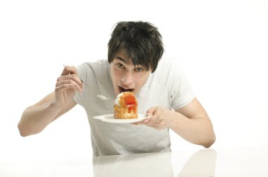 배고픈 젊은이 크림 케이크를 먹는 사람이 맛 과자Aç genç adam kremalı pasta, tatlı tatma adam yeme