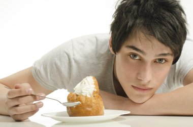 배고픈 젊은이 크림 케이크를 먹는 사람이 맛 과자Aç genç adam kremalı pasta, tatlı tatma adam yeme