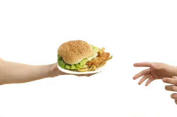 Mains offrant un grand hamburger et les mains affamées prêtes à recevoir, isolées sur blanc — Photo