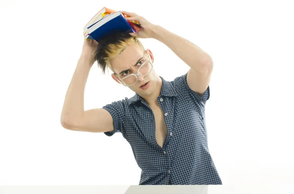 Studente con gli occhiali che studia per la scuola, uomo che tiene molti libri per la lettura — Foto Stock