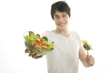 mükemmel bir diyet için organik sağlıklı salata yiyen adam. sağlıklı bir yaşam için yeşil yiyecek